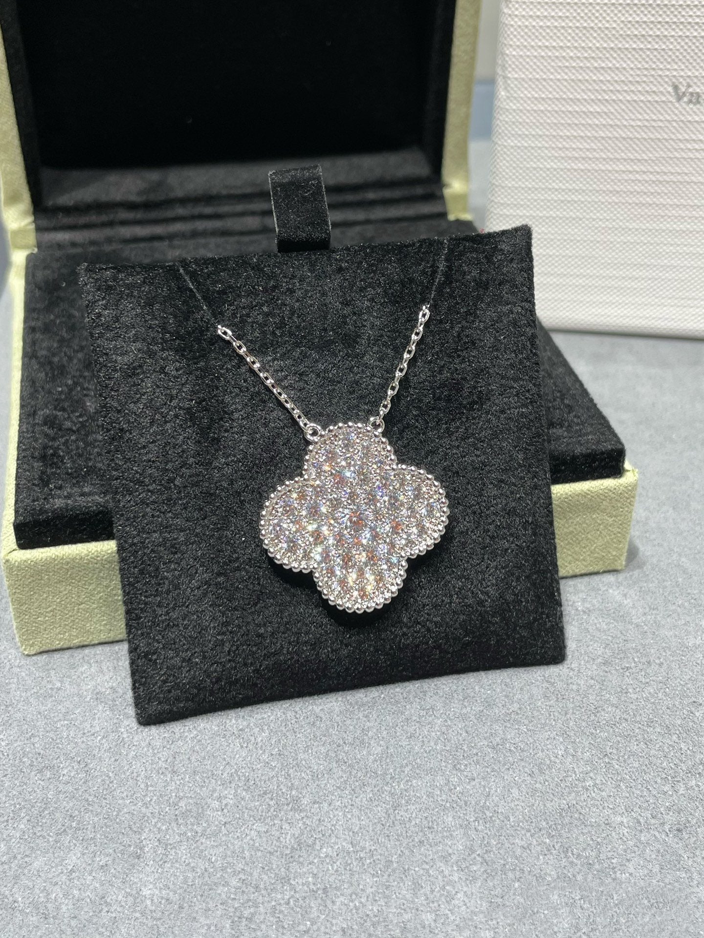 ¡®Jewelicorn¡¯CLOVER 25MM LARGE PENDANT DIAMOND PAVED SILVER NECKLACE