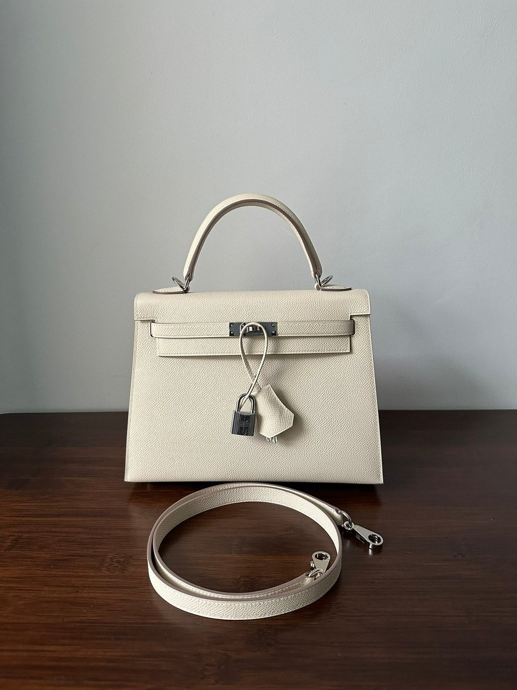 HM KELLY 25CM WEISSES EPSOM SILBERNE BESCHLÄGE