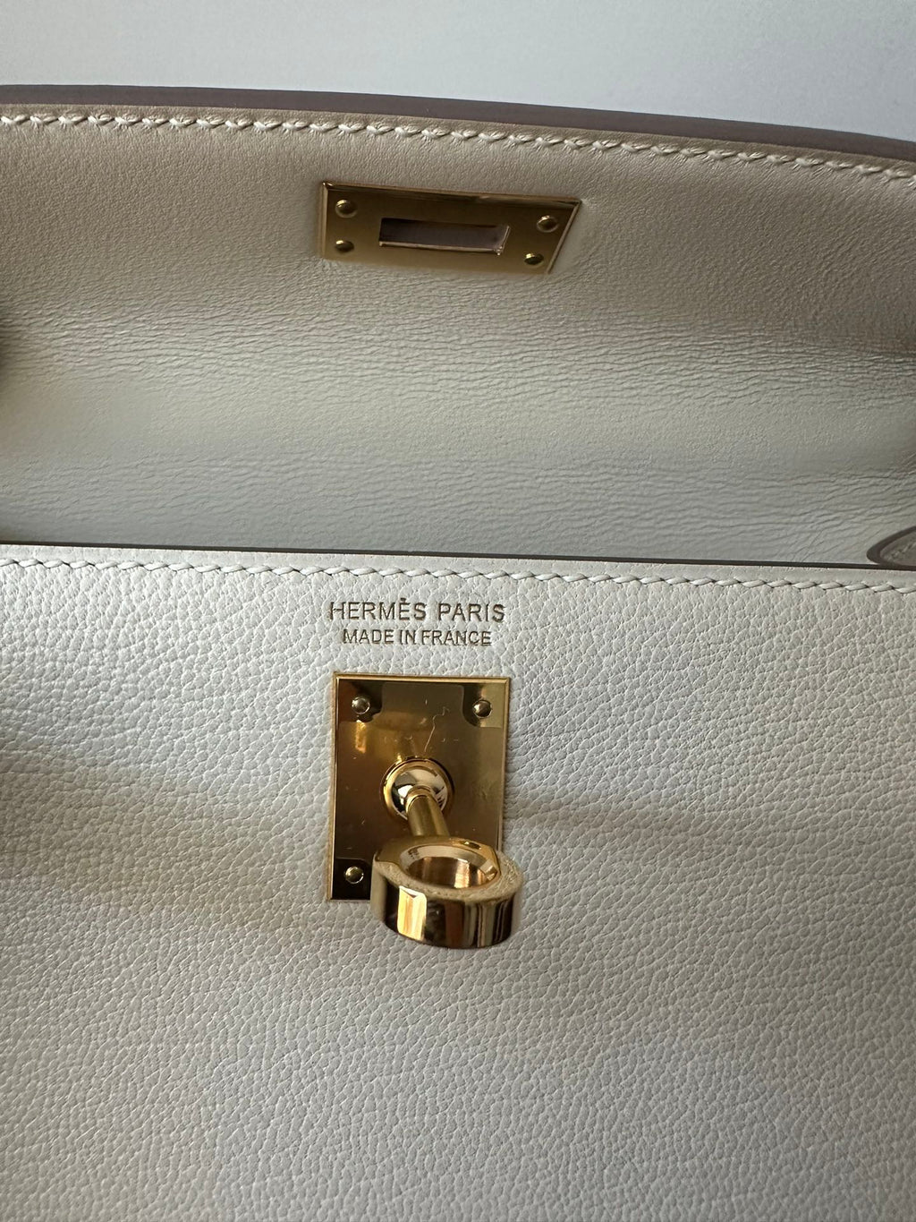 HM KELLY MINI 20 WEISS CHEVRE GOLDENE HARDWARE