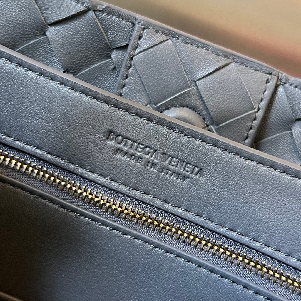 BV SMALL ANDIAMO 25CM DUNKELGRAUES LAMMFELL