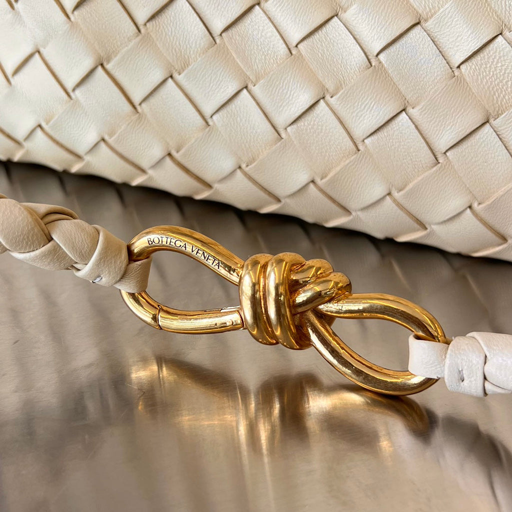 BV MEDIUM ANDIAMO 32CM BEIGE LAMMFELL