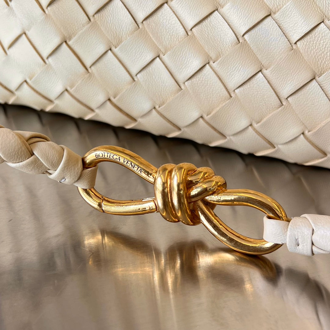 BV MEDIUM ANDIAMO 32CM BEIGE LAMMFELL