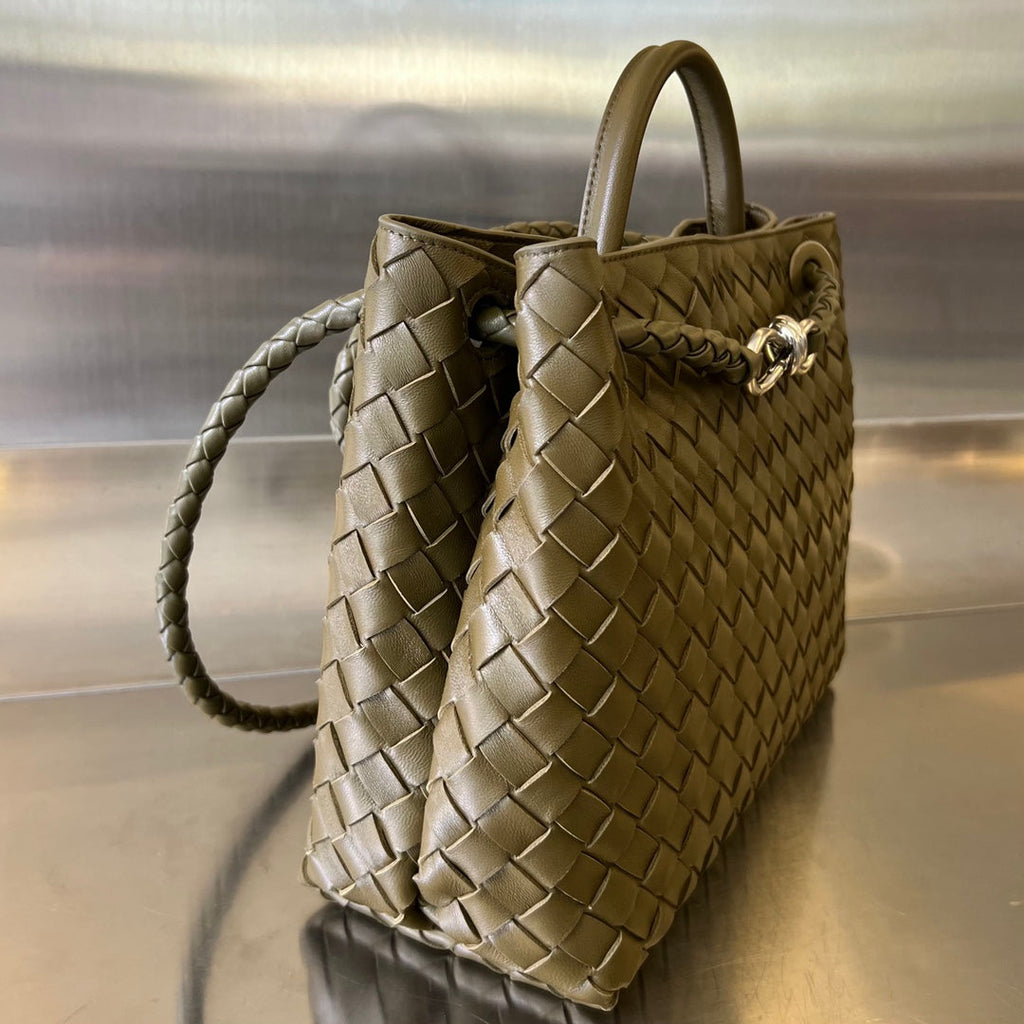 BV MEDIUM ANDIAMO 32CM OLIVE LAMMFELL 