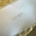 BV MEDIUM ANDIAMO 32CM OLIVE LAMMFELL 