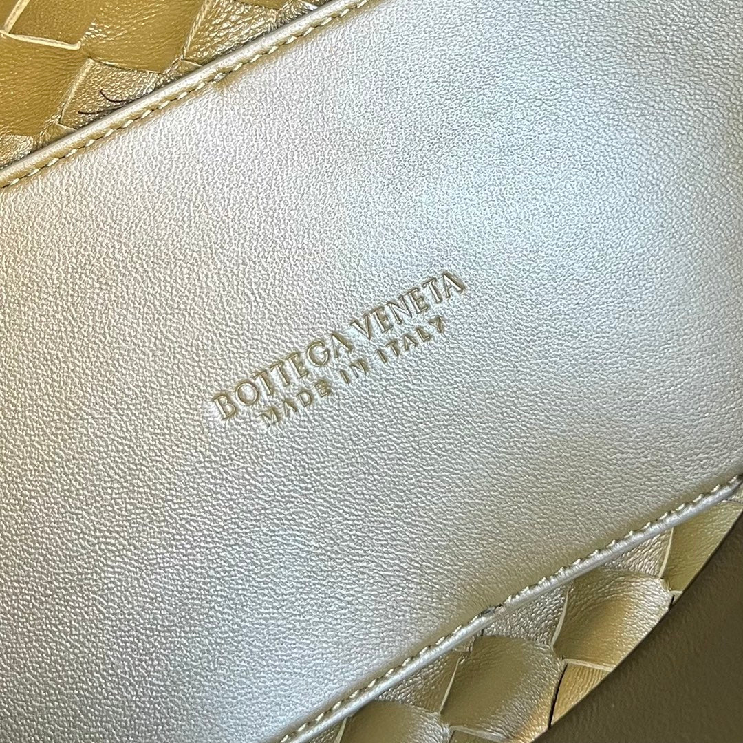 BV MEDIUM ANDIAMO 32CM OLIVE LAMMFELL 