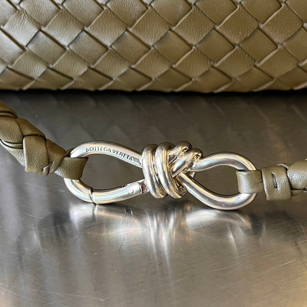 BV MEDIUM ANDIAMO 32CM OLIVE LAMMFELL 