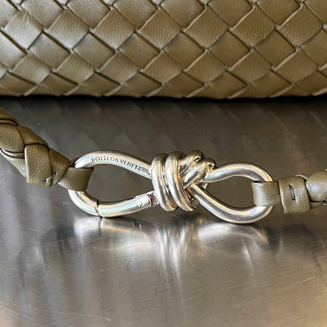 BV MEDIUM ANDIAMO 32CM OLIVE LAMMFELL 