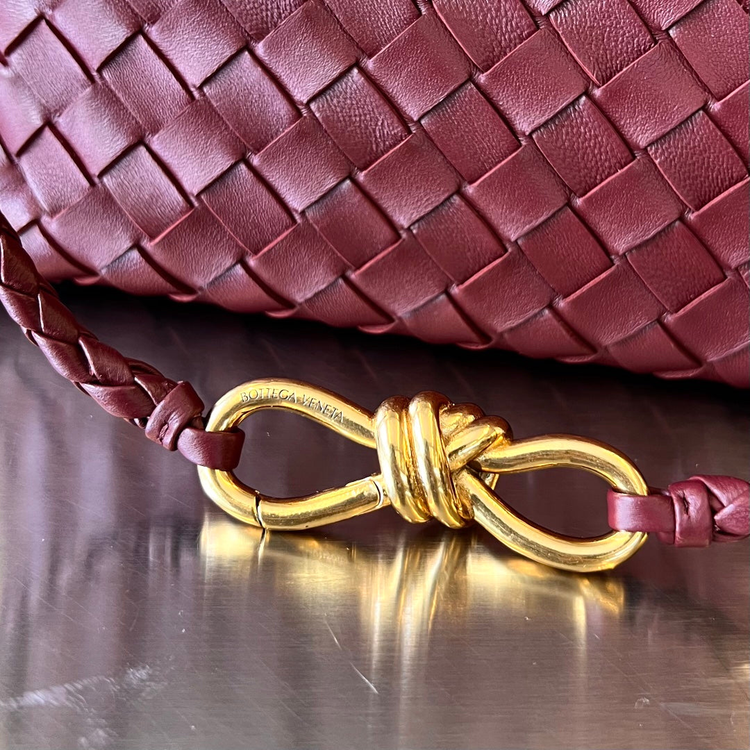 BV SMALL ANDIAMO 25CM DUNKELROTES LAMMFELL