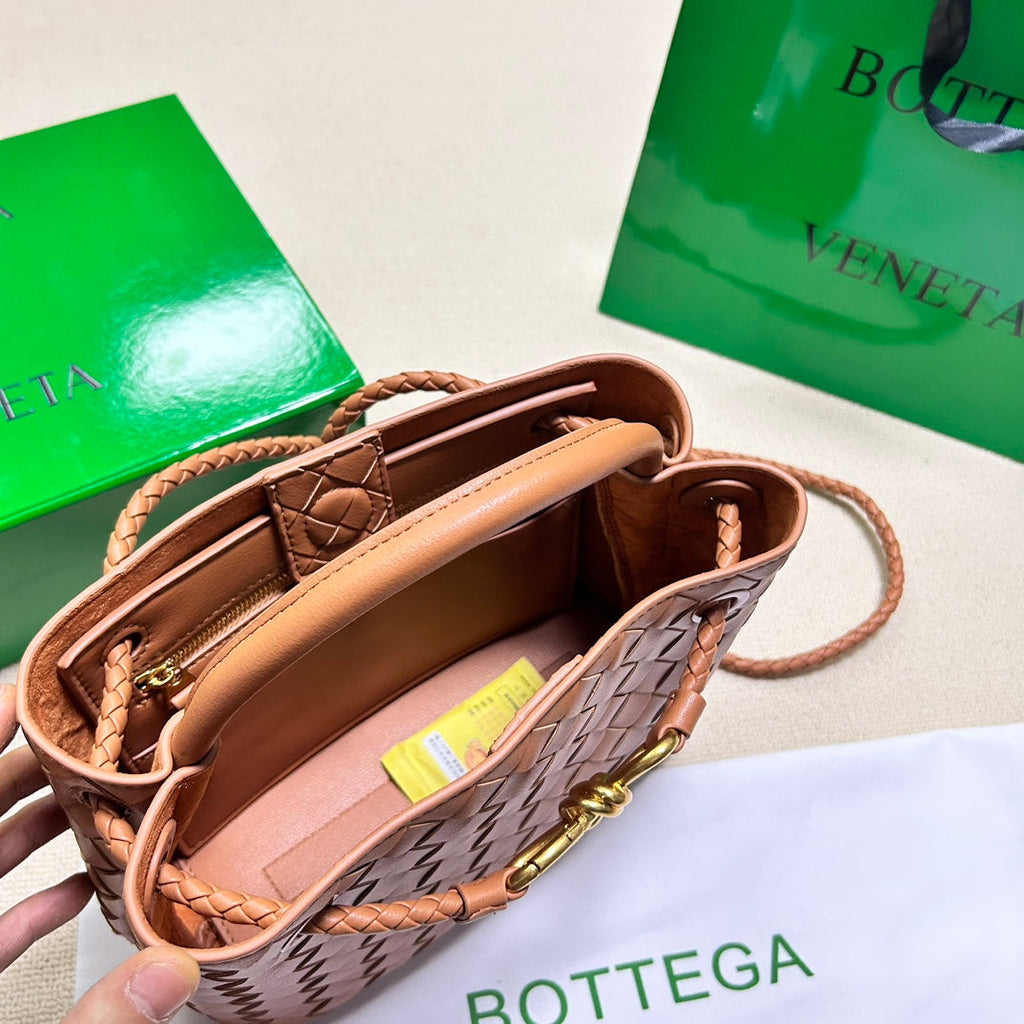 BV SMALL ANDIAMO 25CM GOLD LAMMFELL