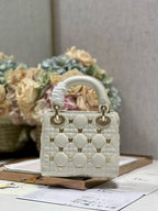 MINI LADY 17 BUTTERFLY STUD WEISSES LAMMFELL