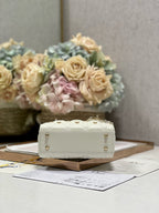 MINI LADY 17 BUTTERFLY STUD WEISSES LAMMFELL