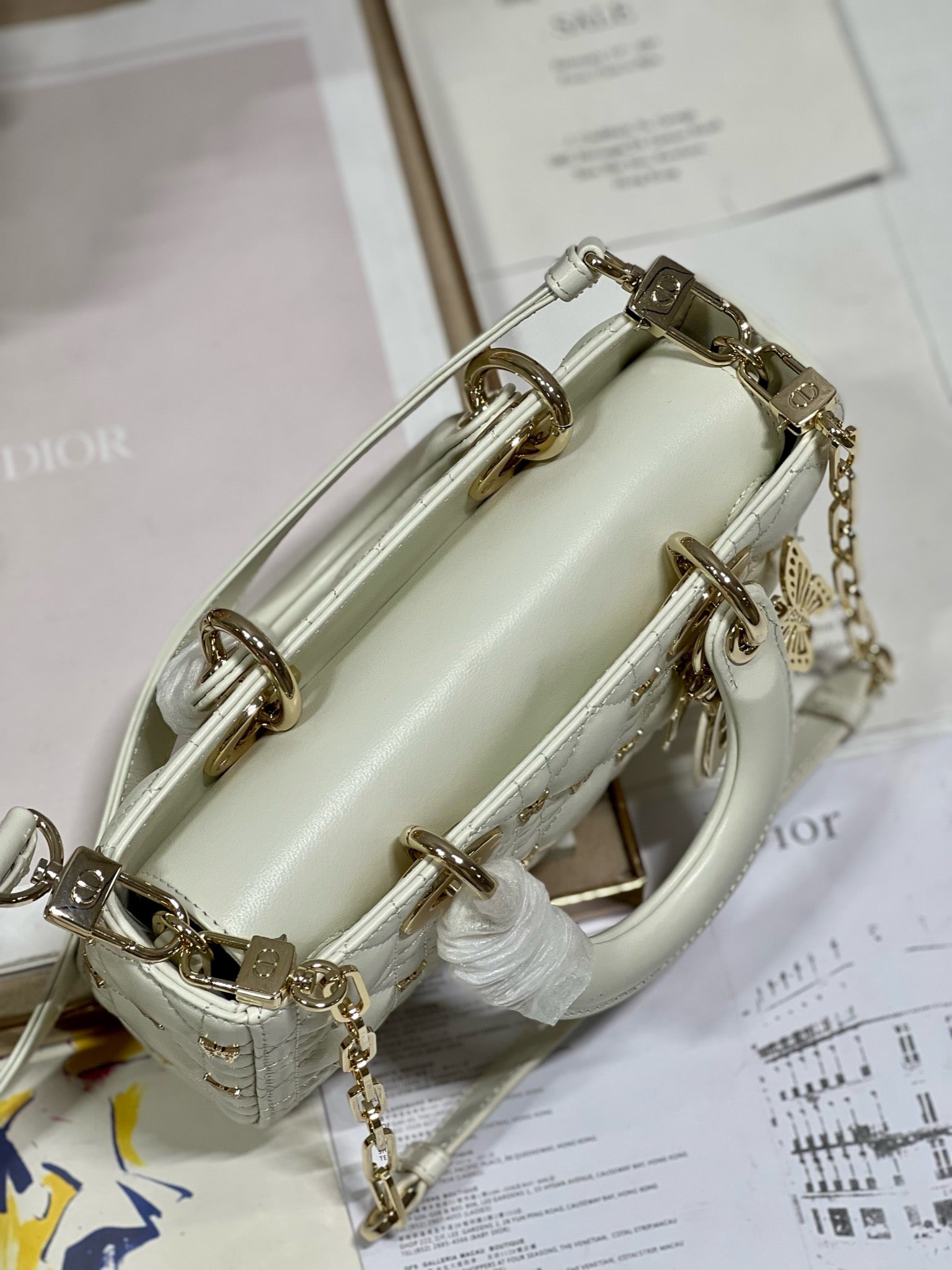 Kleine Lady D-Joy 22 Butterfly Stud Weißes Lammfell