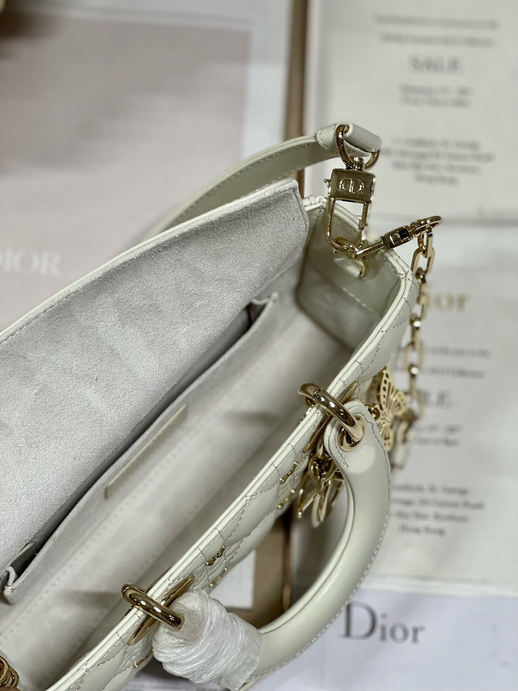 Kleine Lady D-Joy 22 Butterfly Stud Weißes Lammfell