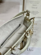 Kleine Lady D-Joy 22 Butterfly Stud Weißes Lammfell