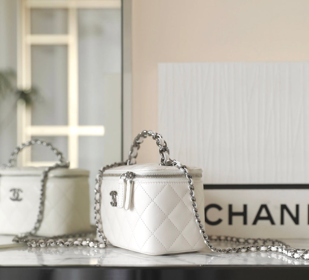 CC Kosmetikkoffer 17 Weißes Lammleder Silberne Beschläge 