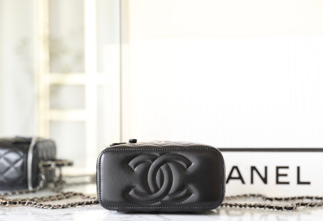 CC Kosmetikkoffer 17 Schwarzes Lammleder Silberne Beschläge 