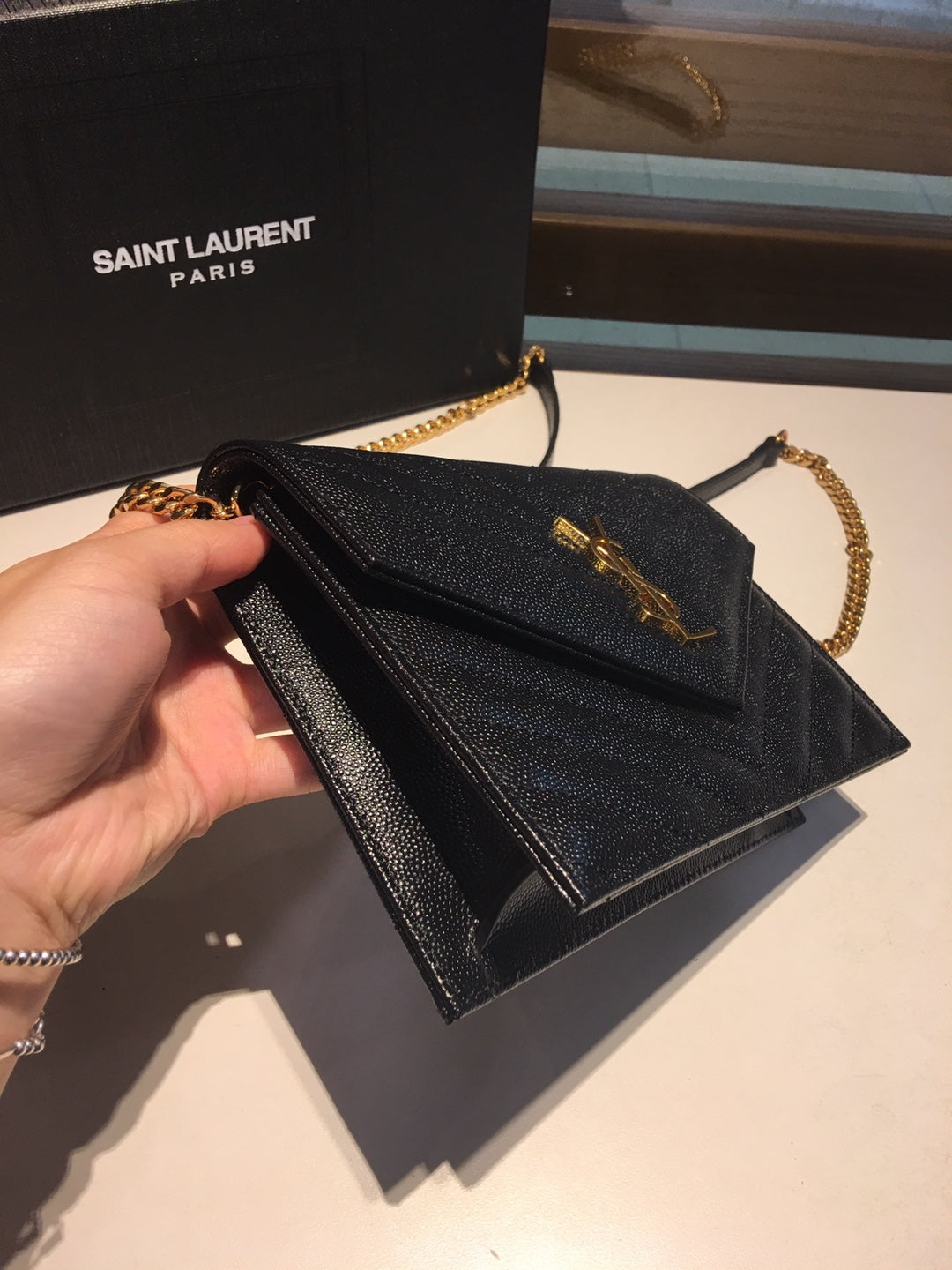 AVIAR 19 KETTENTASCHE AUS SCHWARZEM KALBSLEDER