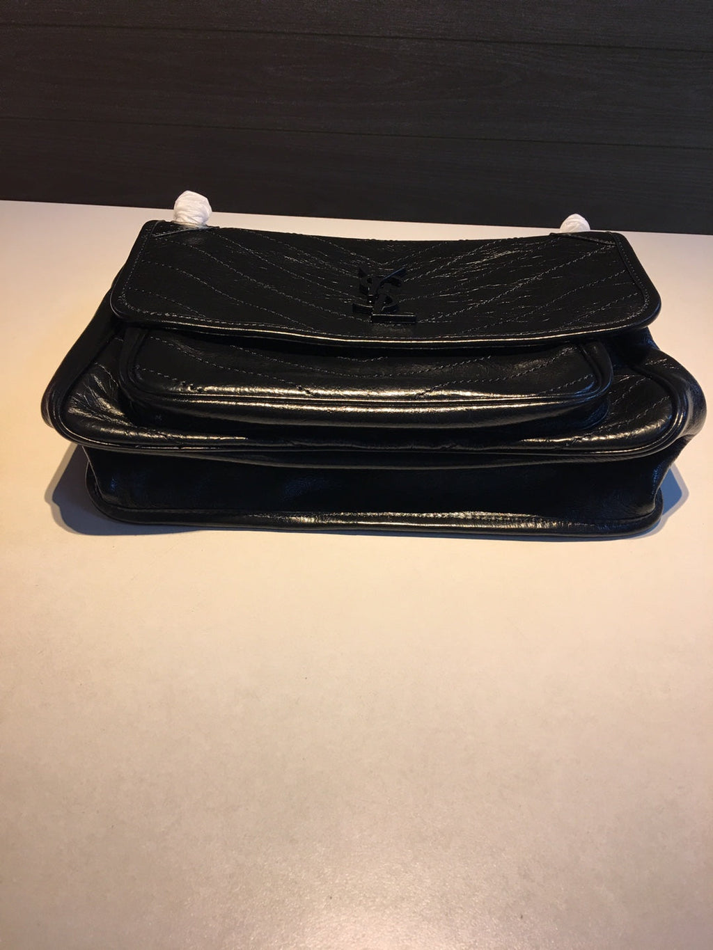 MITTLERE NIKI 27 IN SCHWARZE KALBSLEDER-KETTENTASCHE