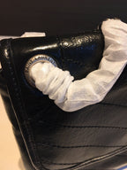 MITTLERE NIKI 27 IN SCHWARZE KALBSLEDER-KETTENTASCHE