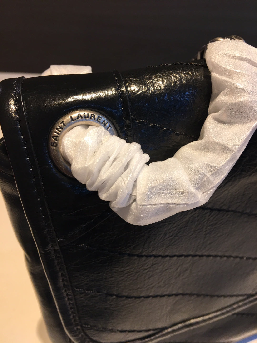 MITTLERE NIKI 27 IN SCHWARZE KALBSLEDER-KETTENTASCHE