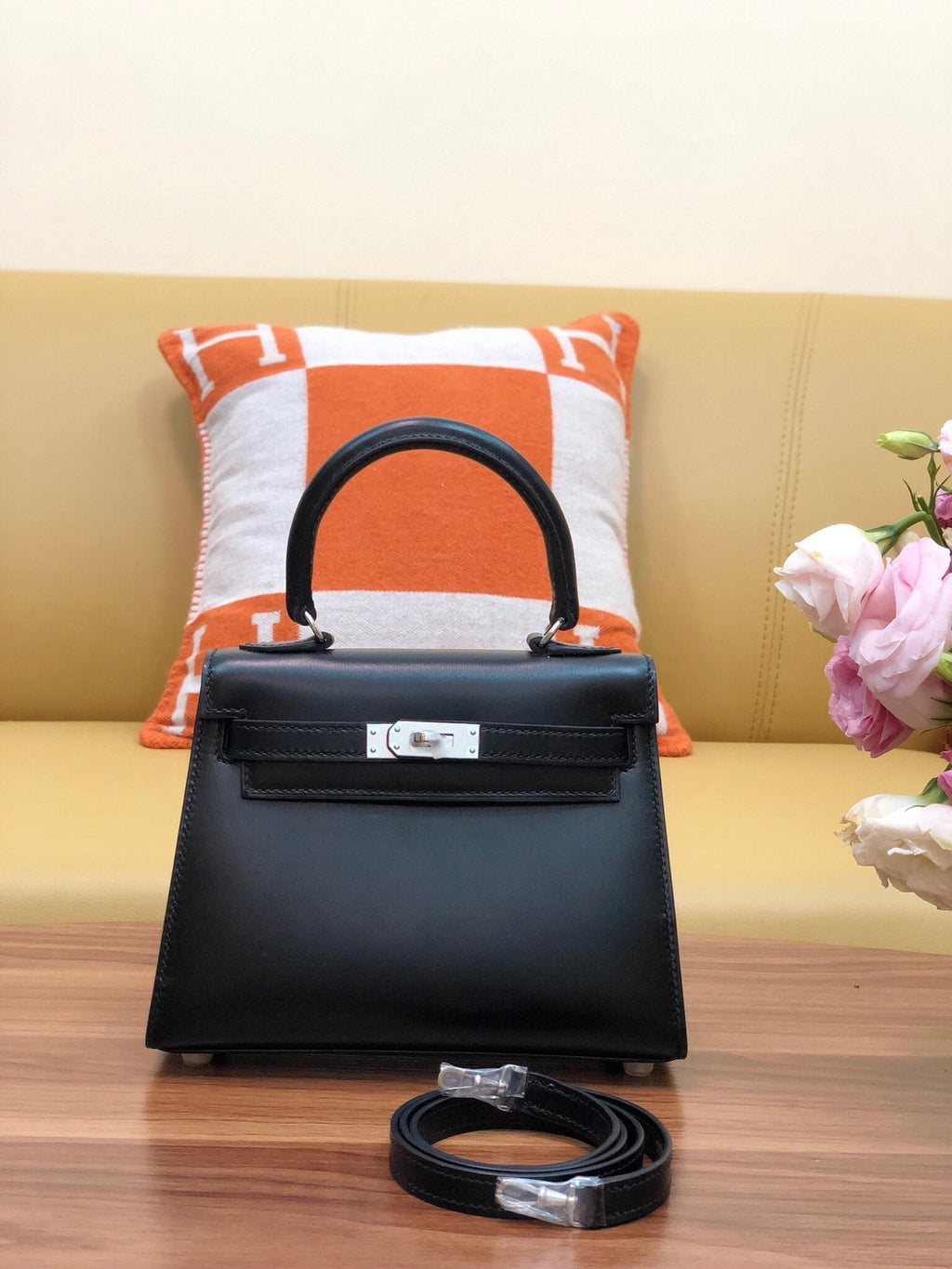 KELLY MINI 20 TASCHE AUS SCHWARZEM GLATTEM KALBSLEDER MIT SILBERNEN BESCHLÄGEN (AUF BESTELLUNG GEFERTIGT)