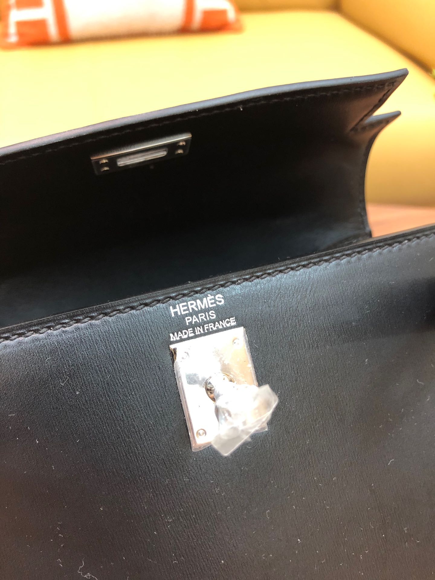 KELLY MINI 20 TASCHE AUS SCHWARZEM GLATTEM KALBSLEDER MIT SILBERNEN BESCHLÄGEN (AUF BESTELLUNG GEFERTIGT)