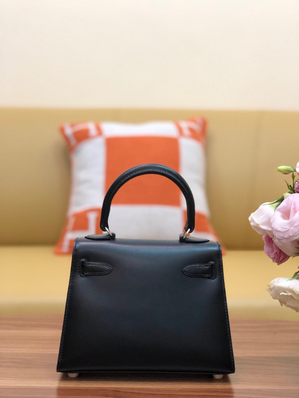 KELLY MINI 20 TASCHE AUS SCHWARZEM GLATTEM KALBSLEDER MIT SILBERNEN BESCHLÄGEN (AUF BESTELLUNG GEFERTIGT)