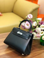 KELLY MINI 20 TASCHE AUS SCHWARZEM GLATTEM KALBSLEDER MIT SILBERNEN BESCHLÄGEN (AUF BESTELLUNG GEFERTIGT)