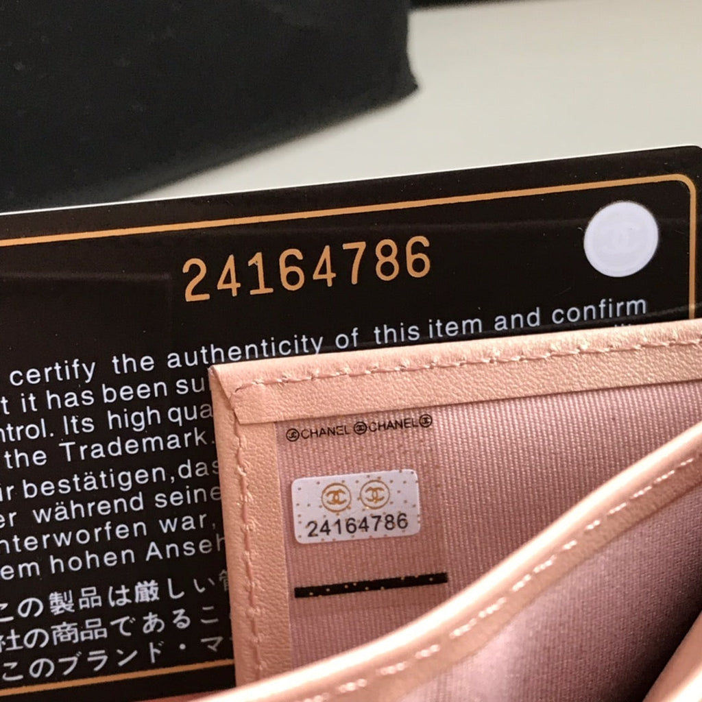 Kartenetui mit Klappe, 11,5 cm, hellrosa genarbtes Kalbsleder, Gold Icon