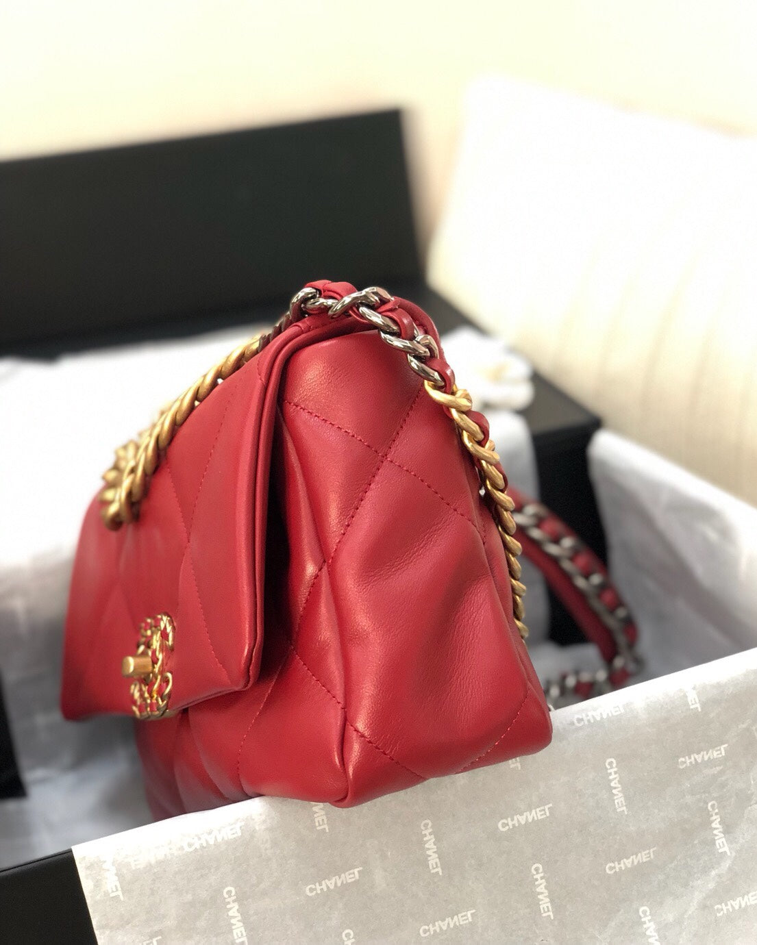 19 Klapptasche 26 Rotes Lammleder Goldene Beschläge
