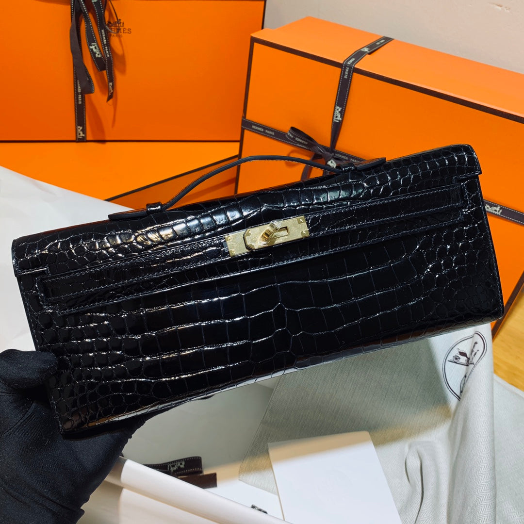 KELLY CUT 31 IN SCHWARZEM GLÄNZENDES ALLIGATORLEDER MIT GOLDENEN BESCHLÄGEN (AUF BESTELLUNG GEFERTIGT)