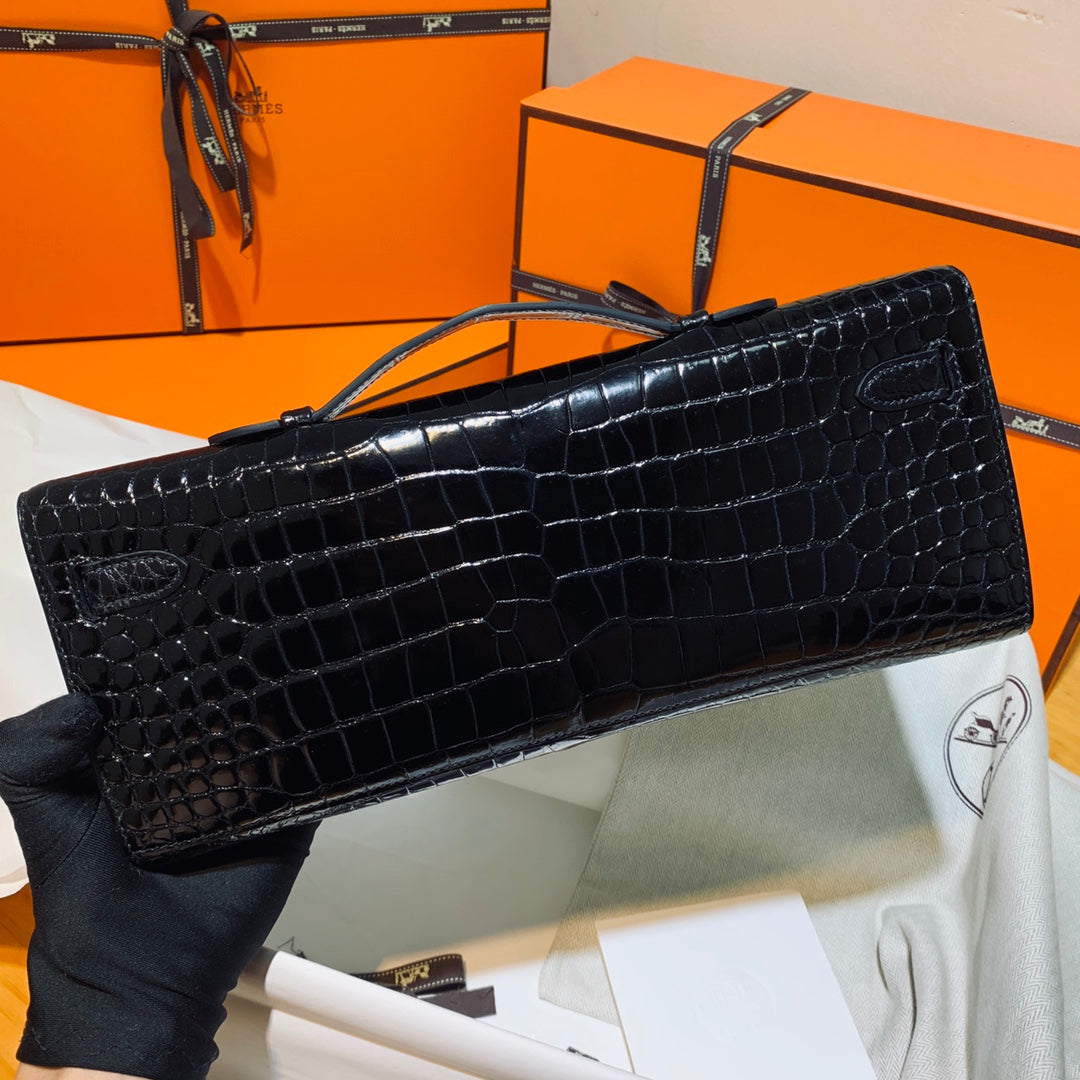 KELLY CUT 31 IN SCHWARZEM GLÄNZENDES ALLIGATORLEDER MIT GOLDENEN BESCHLÄGEN (AUF BESTELLUNG GEFERTIGT)