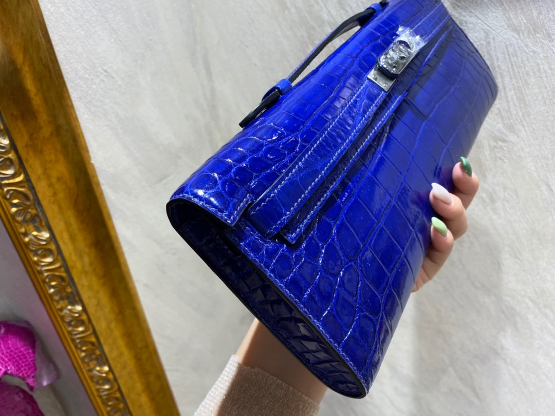 KELLY CUT 31 IN ADMIRAL BLUE GLÄNZENDES ALLIGATORLEDER MIT SILBERNEN HARDWARE (AUF BESTELLUNG GEFERTIGT)