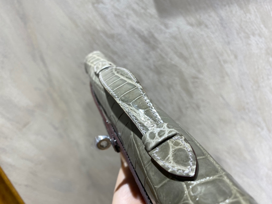 KELLY CUT 31 IN ASH GRAY SHINNY ALLIGATOR LEATHER WITH SILVER HARDWARE (MADE-TO-ODER)