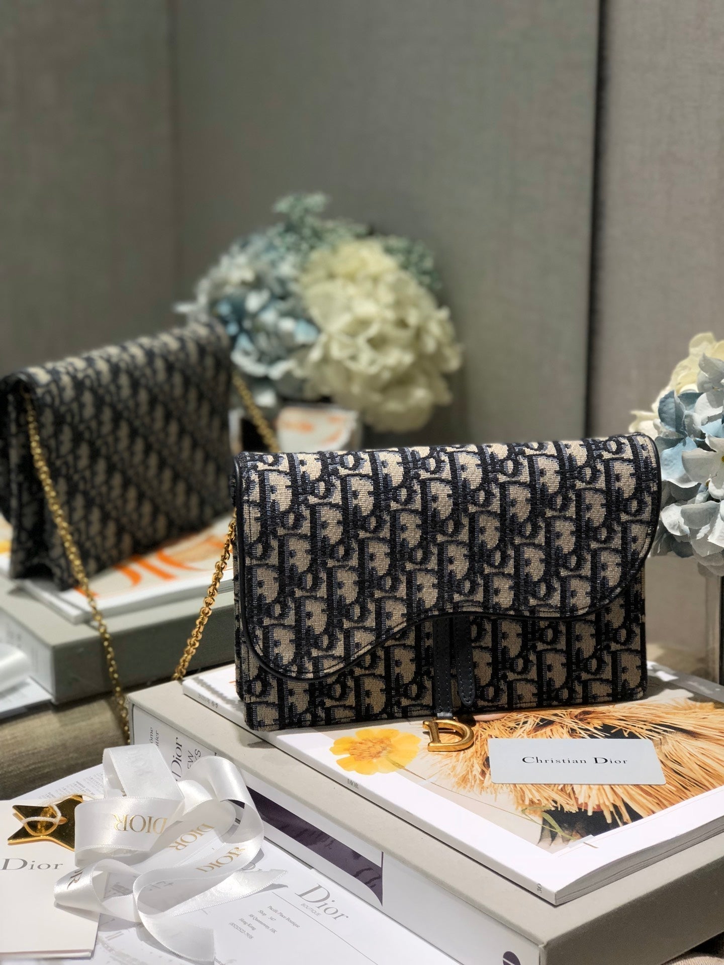 CD-Satteltasche mit Kette, blauer Obique-Stickerei