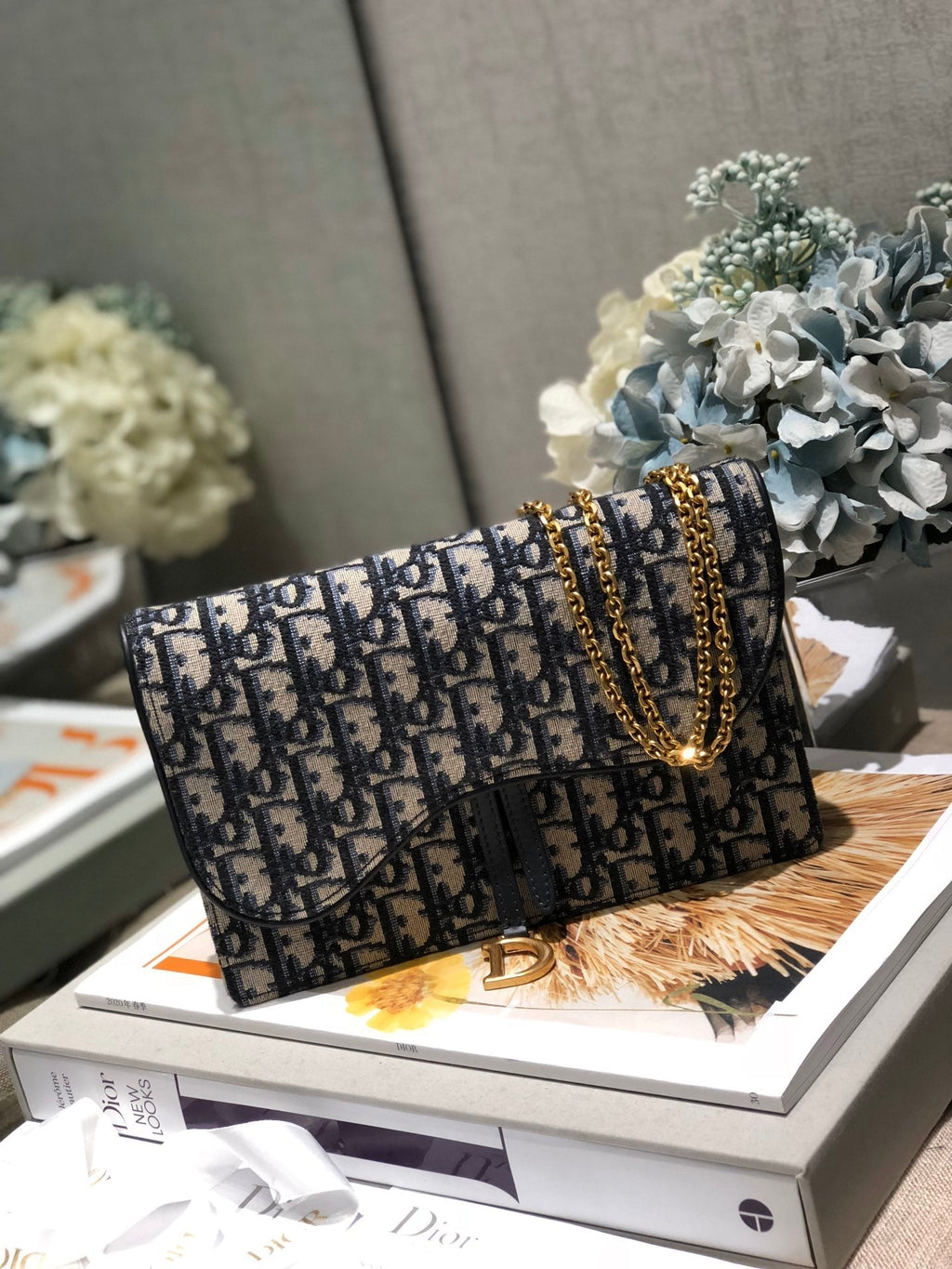 CD-Satteltasche mit Kette, blauer Obique-Stickerei