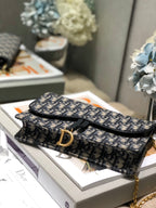 CD-Satteltasche mit Kette, blauer Obique-Stickerei