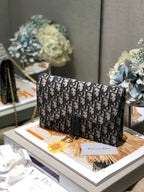 CD-Satteltasche mit Kette, blauer Obique-Stickerei