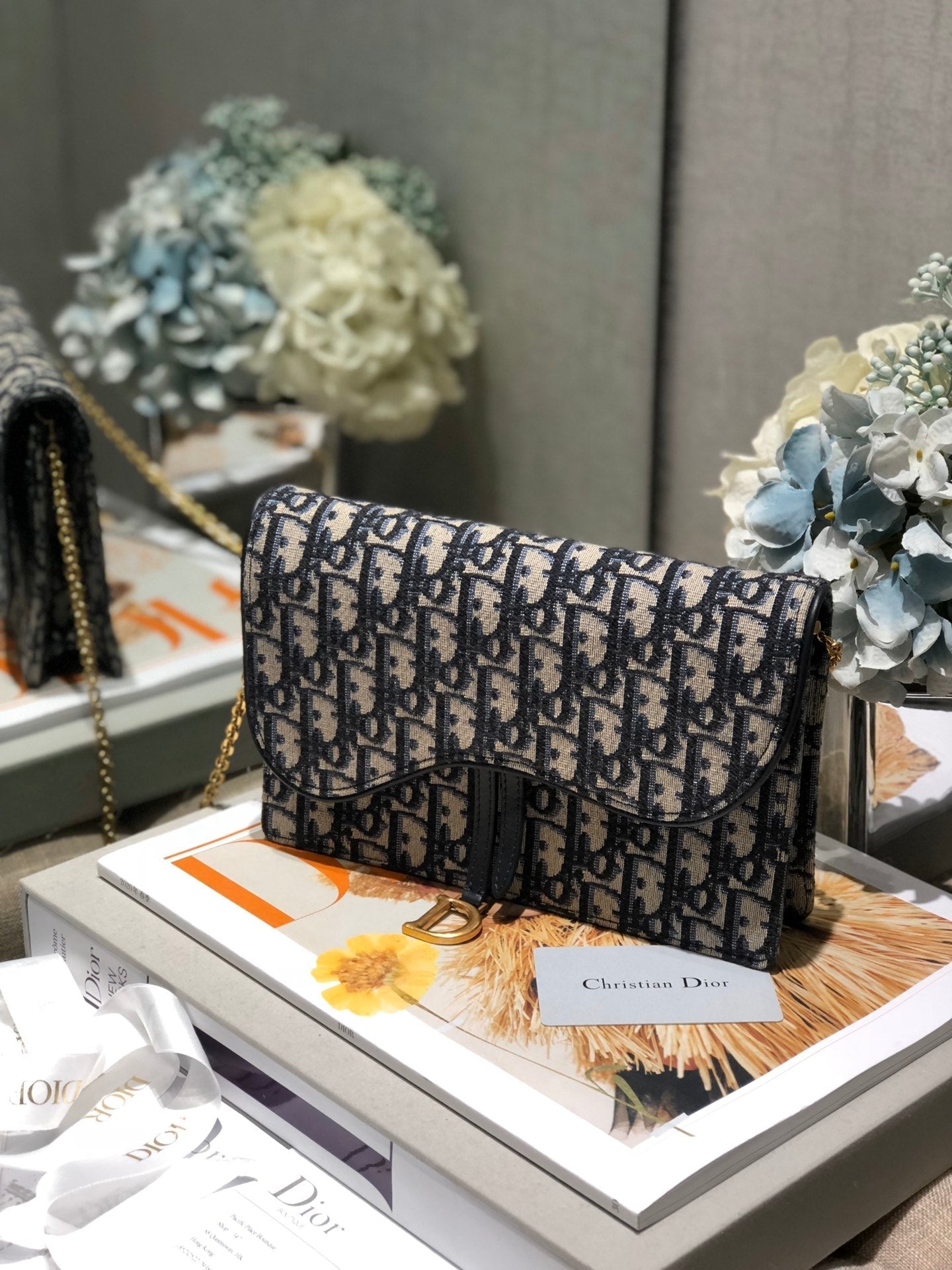 CD-Satteltasche mit Kette, blauer Obique-Stickerei