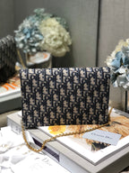 CD-Satteltasche mit Kette, blauer Obique-Stickerei