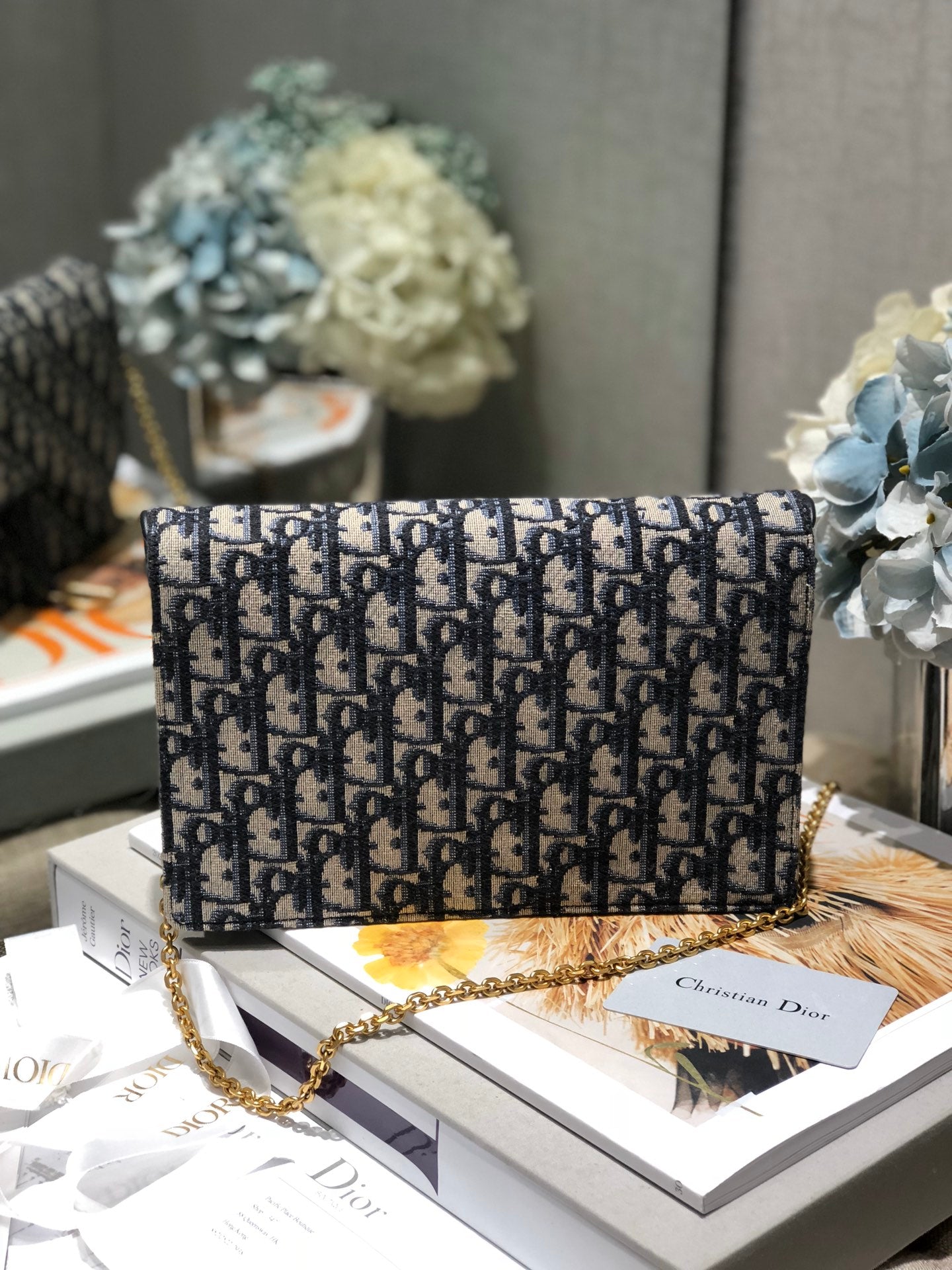 CD-Satteltasche mit Kette, blauer Obique-Stickerei