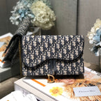 CD-Satteltasche mit Kette, blauer Obique-Stickerei