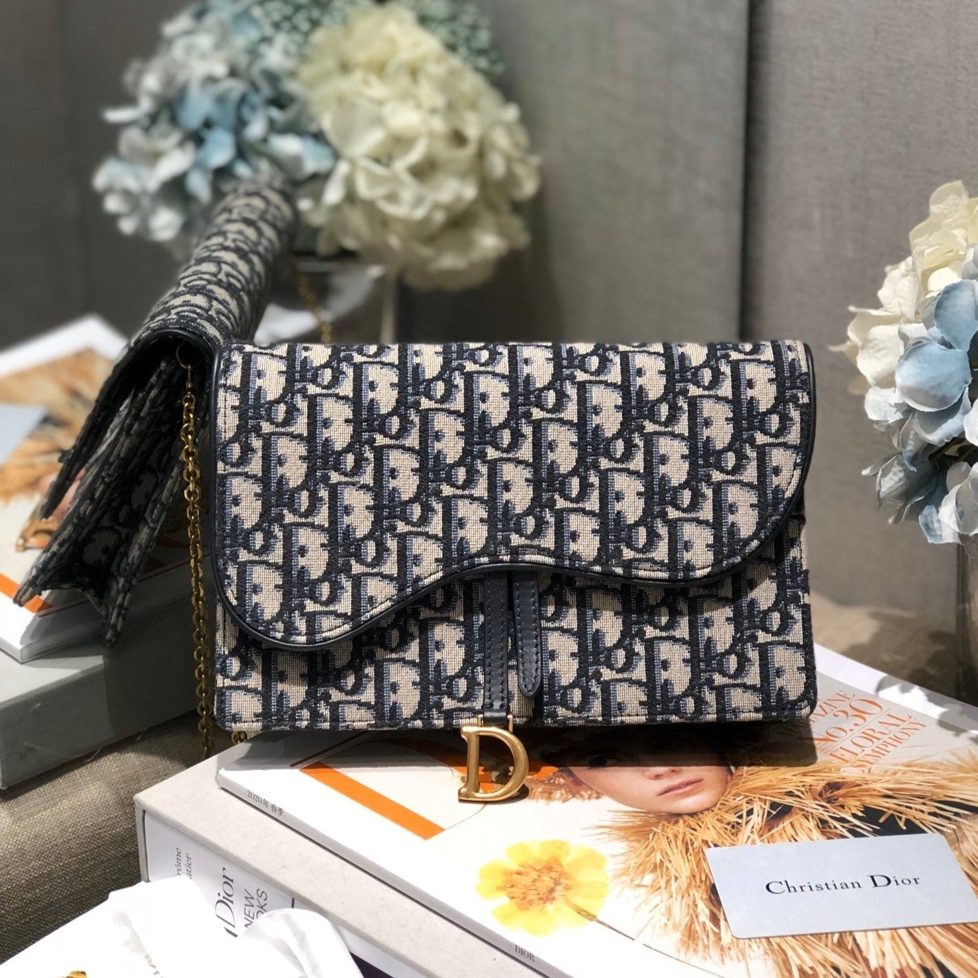 CD-Satteltasche mit Kette, blauer Obique-Stickerei