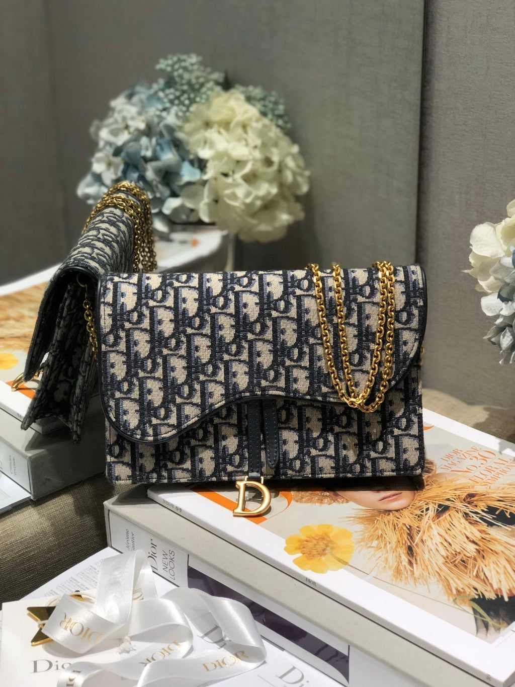 CD-Satteltasche mit Kette, blauer Obique-Stickerei