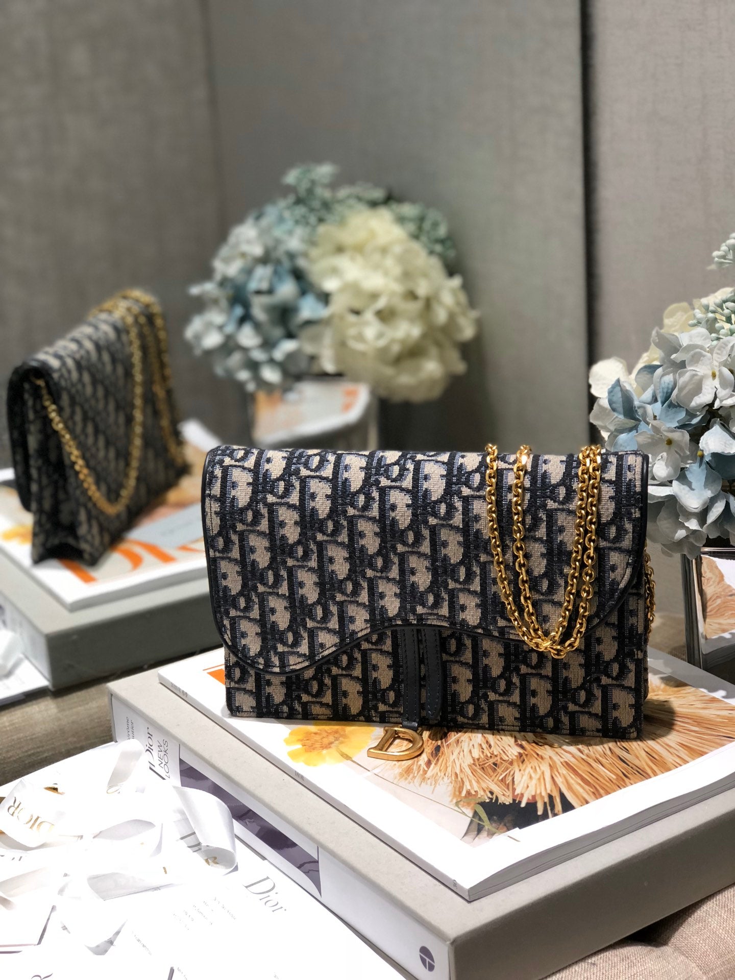 CD-Satteltasche mit Kette, blauer Obique-Stickerei