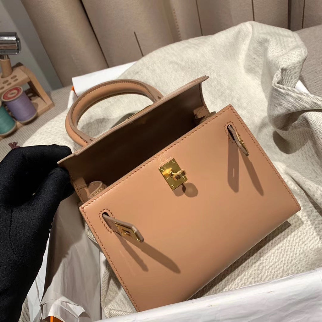 KELLY MINI 20 TASCHE IN KORALLAS-GLATTEM KALBSLEDER MIT GOLDENEN BESCHLÄGEN (AUF BESTELLUNG GEFERTIGT)