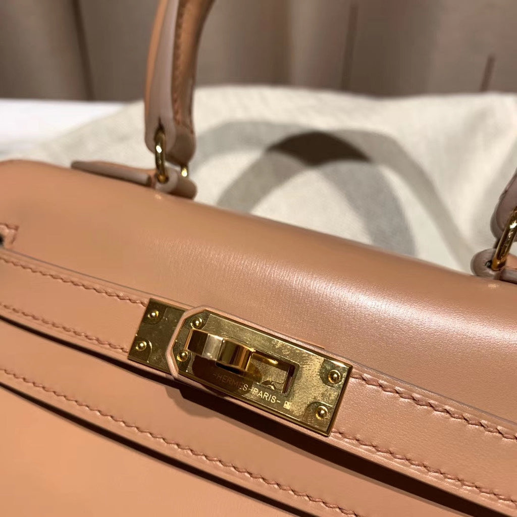 KELLY MINI 20 TASCHE IN KORALLAS-GLATTEM KALBSLEDER MIT GOLDENEN BESCHLÄGEN (AUF BESTELLUNG GEFERTIGT)