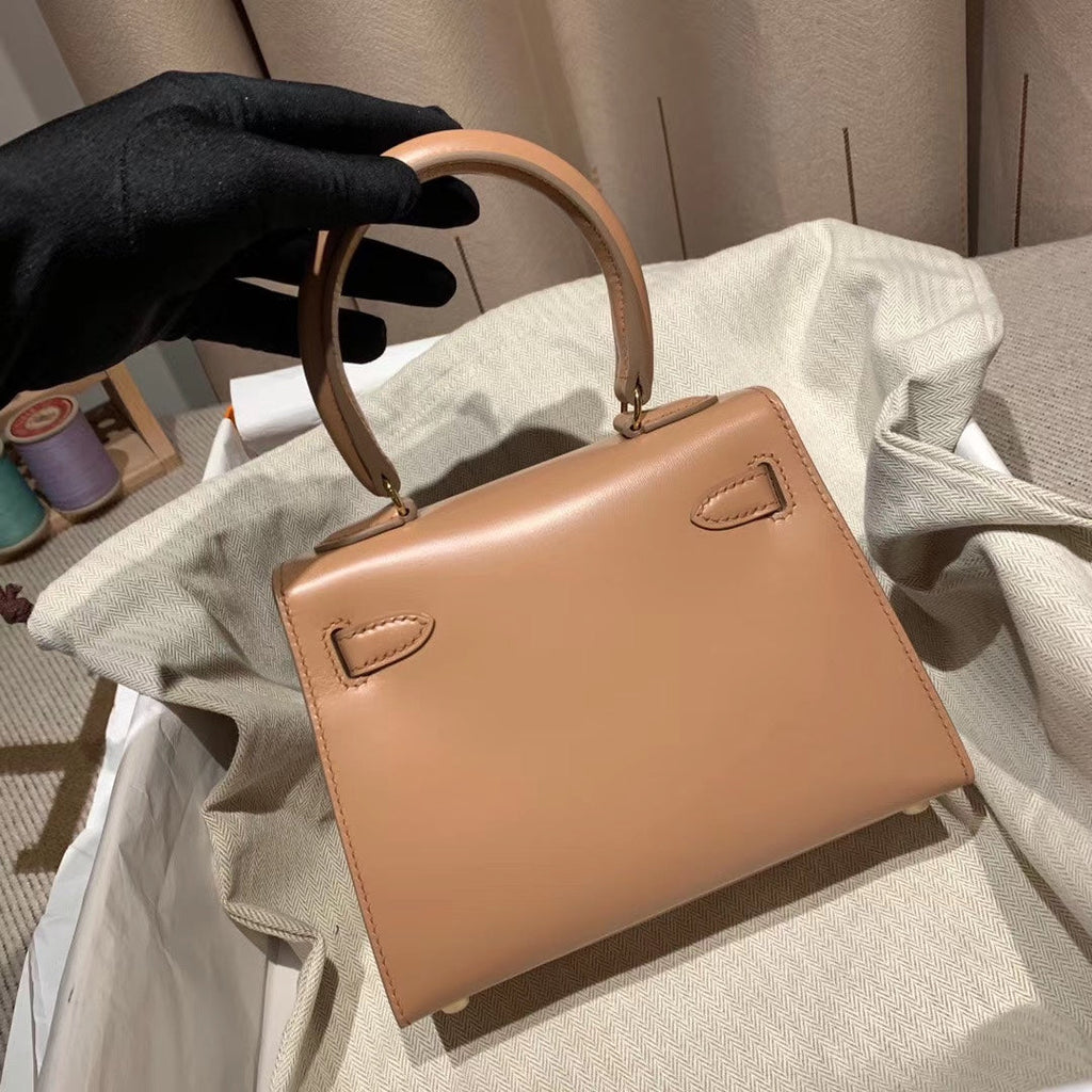 KELLY MINI 20 TASCHE IN KORALLAS-GLATTEM KALBSLEDER MIT GOLDENEN BESCHLÄGEN (AUF BESTELLUNG GEFERTIGT)