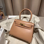 KELLY MINI 20 TASCHE IN KORALLAS-GLATTEM KALBSLEDER MIT GOLDENEN BESCHLÄGEN (AUF BESTELLUNG GEFERTIGT)