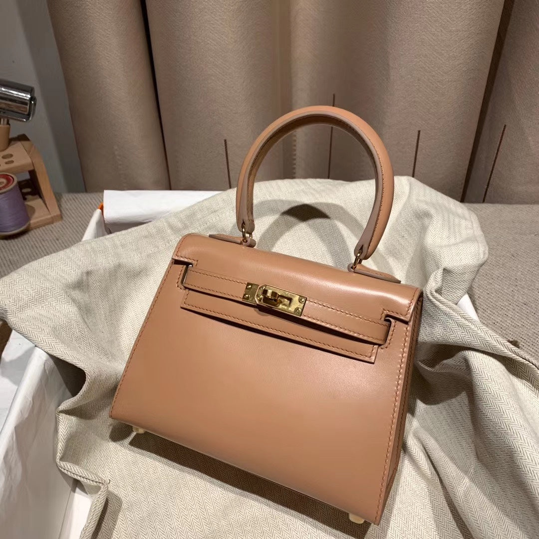 KELLY MINI 20 TASCHE IN KORALLAS-GLATTEM KALBSLEDER MIT GOLDENEN BESCHLÄGEN (AUF BESTELLUNG GEFERTIGT)